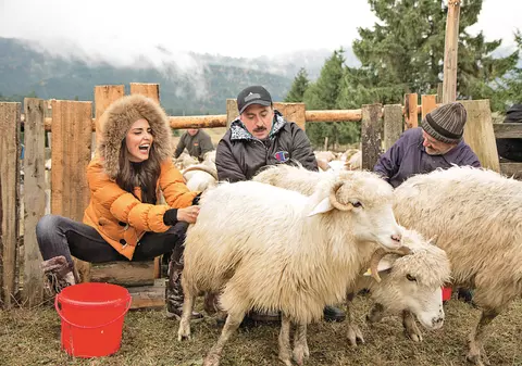 Are talent de fermier. Lavinia Pîrva a lăsat muzica și a trecut la tăiatul lemnelor și la mulsul oilor