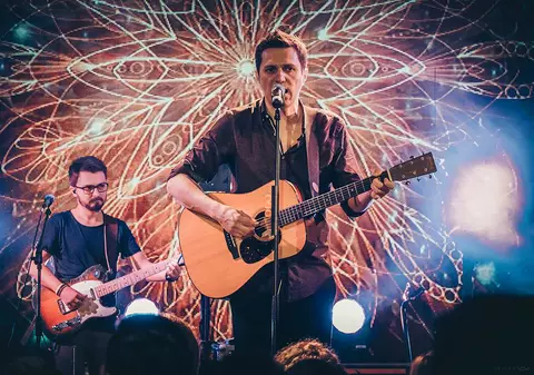 Dan Byron va susține un concert acustic la Clubul Țăranului