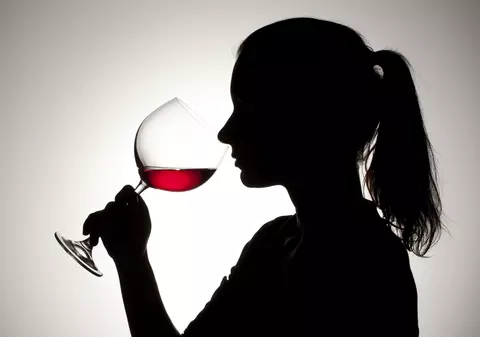 Cercetătorii americani: Am aflat de ce vă doare capul după ce ați băut vin roșu. „Fiți pe fază, începem testarea pe oameni”