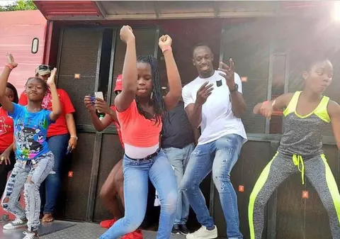 Bolt a dansat cu copiii în Jamaica, Dybala s-a urcat pe cămilă la Dubai. De pe Instagram luate și înapoi la lume date! / GALERIE FOTO