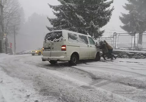 Starea drumurilor din România. Traficul se desfășoara greu din cauza ninsorii și a viscolului