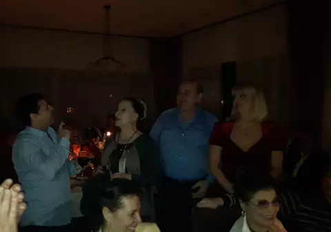 VIDEO EXCLUSIV Maria Dragomiroiu și Bebe Mihu nu vor uita niciodată aniversarea a 25 de ani de la nuntă! 50 de invitati au petrecut în beznă!
