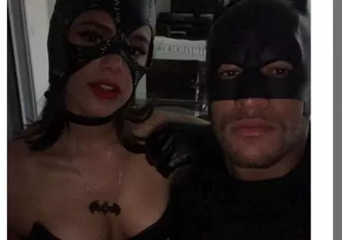 Neymar a jucat rolul lui Batman! Cum a apărut alături de fosta sa prietenă