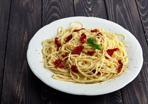 Spaghete cu roșii uscate la doar 9,50 lei. Libertatea de ajută să găteşti ieftin şi bun