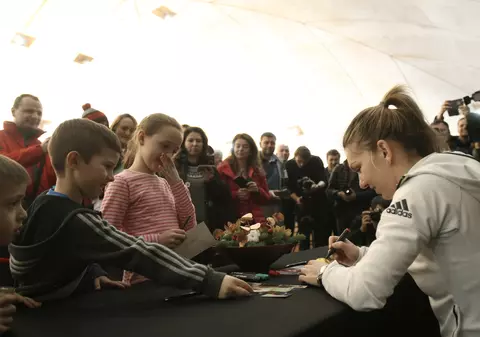 Ce spune Simona Halep despre autografe. ”Trebuie să mă bucur de succesul pe care-l am”! VIDEO