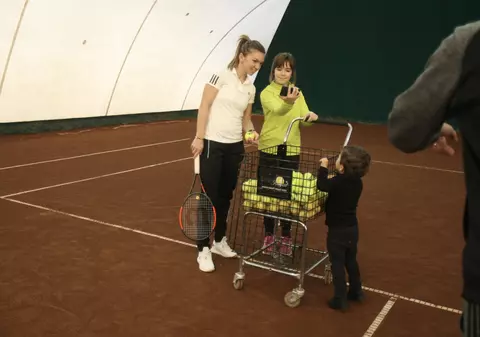 Simona Halep iubește copiii la nebunie! Iată răspunsul micuților! VIDEO
