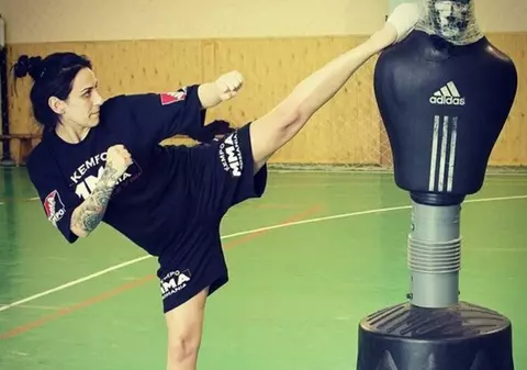 Andrada Tudorache din Bârlad este dublă vicecampioană europeană la kempo și vrea o carieră în procuratură. Are doar 29 de ani și a început să practice artele marțiale odată cu fiul ei