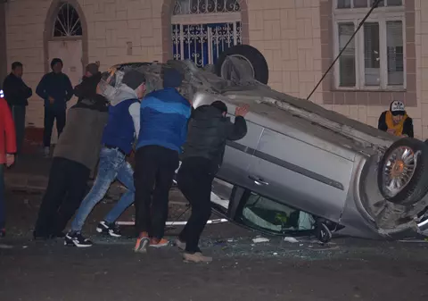 Casa horror unde accidentele se țin lanț! Cinci mașini s-au izbit într-o locuință din Buzău în doar o lună