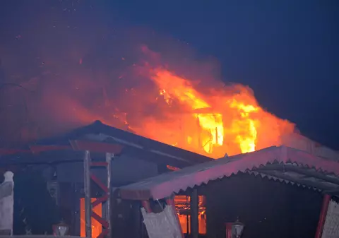 Un han a fost distrus din temelii de un incendiu devastator GALERIE FOTO