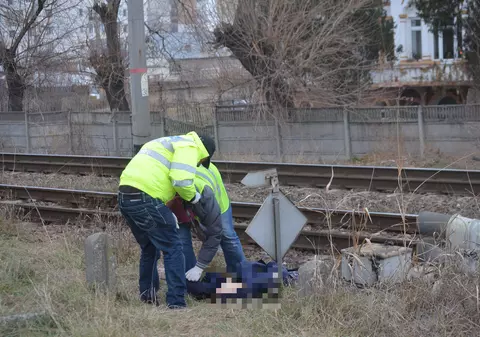 O femeie din Buzău a murit călcată de tren. Victima s-ar fi aruncat intenționat pe calea ferată
