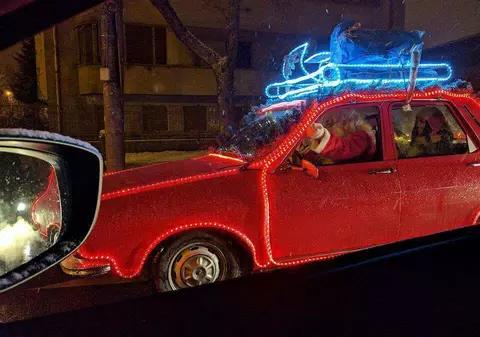 Dacia lui Moș Crăciun după care nu doar copiii întorc capul / GALERIE FOTO