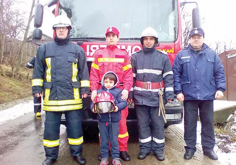 Emanuel, copilul din Vaslui care și-a salvat surorile din foc, a fost premiat de pompieri. Băiatul vrea să devină pompier ca să salveze și alți copii