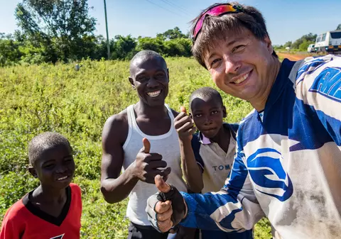 Africa, văzută de pe două roți. Un român traversează continentul african cu bicicleta