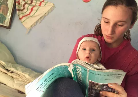 Anamaria nu are buletin, dar a luat deja viața în piept! Este mamă la 13 ani și își crește copilul într-un fost grajd!