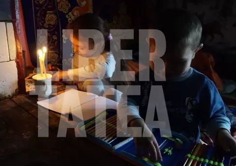 Adună lumânări din cimitir pentru a avea lumină ca să-și facă temele