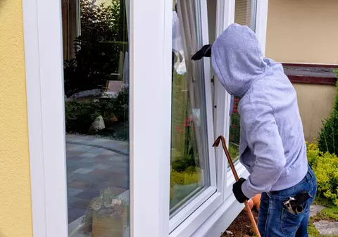 Îți petreci sărbătorile în altă localitate? Înainte să pleci de acasă, asigură-te că nu vei fi călcat de hoți