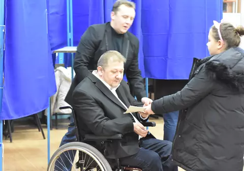 Alegeri parlamentare 2016. Primul candidat cu dizabilităţi din România a votat. Ionuţ Narcis Chisăliţă, în scaunul cu rotile la secția de votare