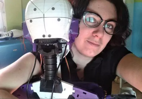 O femeie din Franța s-a îndrăgostit de un robot și vrea să se căsătorească cu acesta