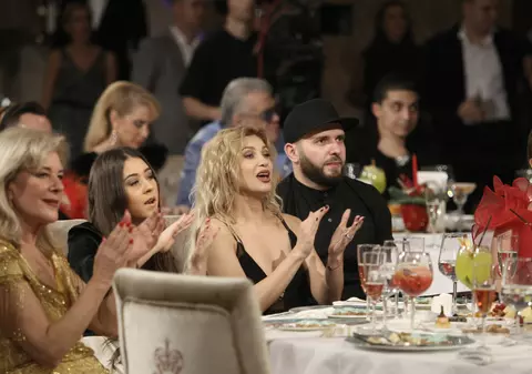 FOTO EXCLUSIV/ Certată cu sutienul! Lora și-a etalat sânii într-un decolteu generos