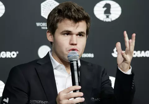 Magnus Carlsen, campionul mondial la șah, a fost avertizat de un antrenor român