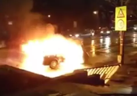 Mașină în flăcări la Timișoara. Incendiul violent a dat peste cap traficul