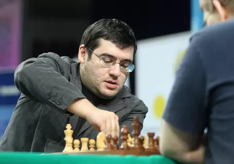 Record mondial la șah simultan, stabilit de marii maeștri David Navara și Serghei Movsesian