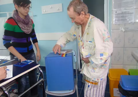 Alegeri parlamentare 2016. Peste 300 de oameni au votat în Spitalul din Galați. Unii dintre ei abia s-au operat și au cerut urna mobilă