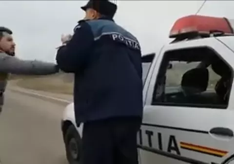 Polițiști, filmați în timp ce băteau un bărbat în Vaslui. Sunt cercetați de Parchetul Militar