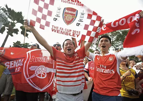 Un suporter al lui Arsenal și-a făcut temele pe stadion, în timpul meciului disputat de echipa lui! | FOTO
