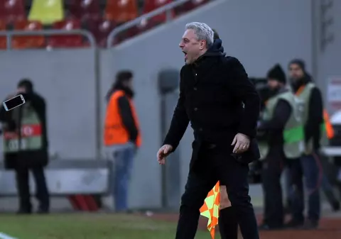 Pariorul Șumudică a stat cu telefonul în mână, la Astra - AS Roma. Aparatul i-a zburat din buzunar / GALERIE FOTO