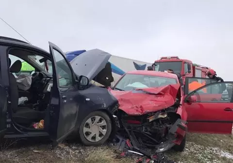 Șapte persoane rănite în urma impactului dintre două autoturisme