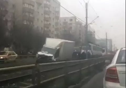 Accident pe linia tramvaiului 41. Circulația tramvaielor este blocată / VIDEO