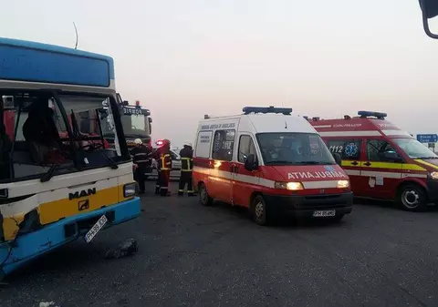 Doi morți și zece răniți, după ce o autoutilitară a intrat într-un autobuz FOTO și VIDEO