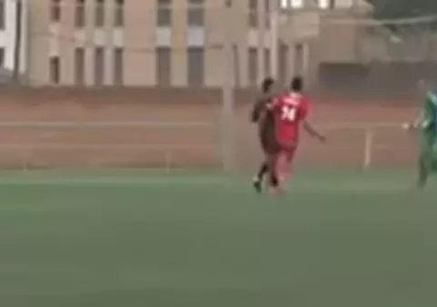 Un arbitru a fost lovit cu bestialitate de un fotbalist! Atenție, imagini dure | VIDEO