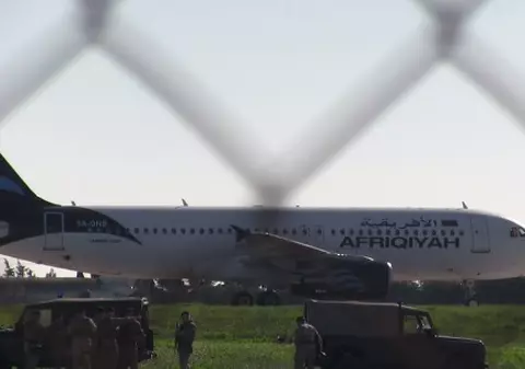 UPDATE. Avion cu 118 oameni la bord, deturnat în Malta. Toți pasagerii au fost eliberați, iar pirații aerului au fost arestați