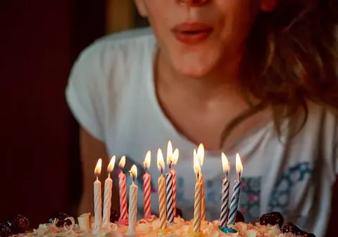 De unde a apărut obiceiul de a sufla în lumânările de pe tort