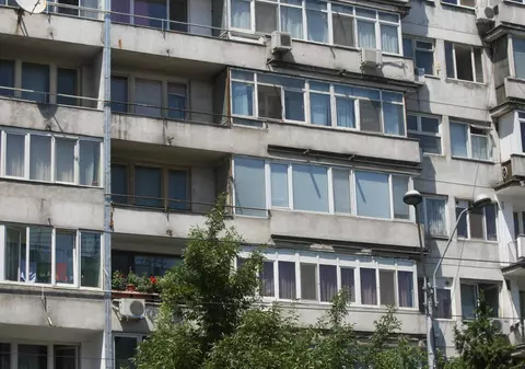 Românii trăiesc în case prea vechi și sunt prea săraci să le renoveze