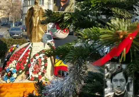 Brad de Crăciun cu fotografii ale victimelor din Colectiv, în Piața Obor