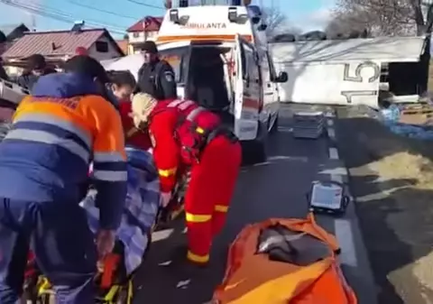 Un camion s-a răsturnat în Vălenii de Munte, județul Prahova. Șoferul transportat cu elicopterul la spital