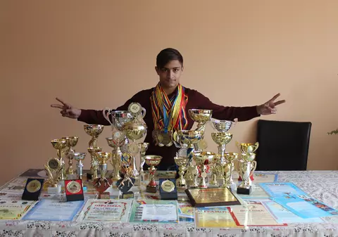 Campionul născut din sărăcie! A adunat trei kilograme de medalii