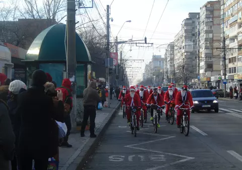 Moș Crăciun a dat sania pe bicicletă și a împărțit dulciuri celor mici. Pe unde se plimbă ciclo-moșii /GALERIE FOTO