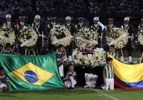 Avion prăbușit în Columbia. 150.000 de oameni i-au comemorat pe cei 71 de morți, printre care și aproape toți jucătorii de la Chapecoense | FOTO&VIDEO