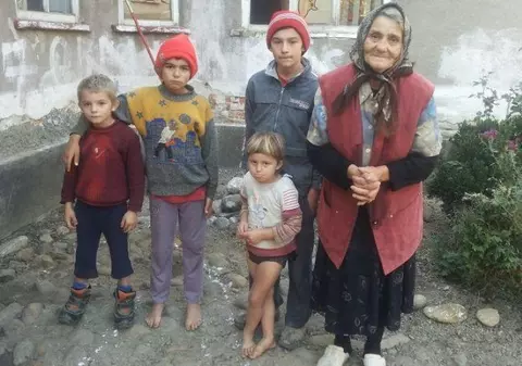 Patru frați din Caraș-Severin sunt crescuți doar de bunică. Părăsiți de părinți, copiii așteaptă Crăciunul fără căldură și fără mâncare