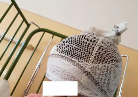 Un copil de doi ani din Arad a ajuns la spital cu lovituri la cap și leziuni pe corp! Mama a renunțat la el