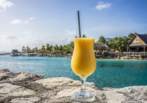 Românii preferă Revelionul petrecut pe plajă exotică