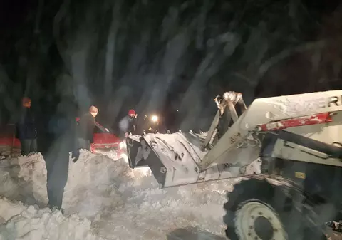 Circulaţie îngreunată din cauza viscolului pe autostrăzile A2 şi A3. Trafic blocat pe DN3