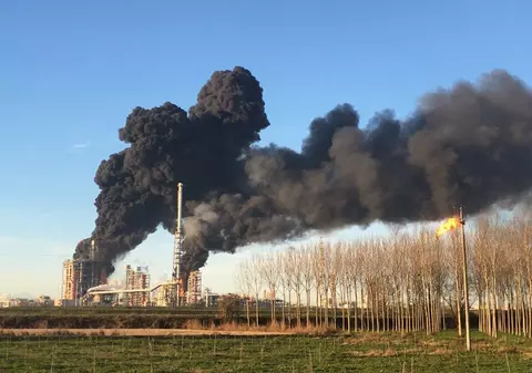 Explozie la o rafinărie din nordul Italiei. Locuitorilor li s-a cerut să rămână în case