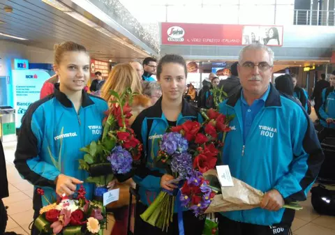 Campioanele de la tenis de masă s-au întors în țară. Delegația tricoloră a fost întâmpinată cu flori / GALERIE FOTO