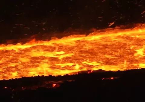 Descoperire miraculoasă sub pământ! Nu le-a venit să creadă când au văzut ”râurile de foc”