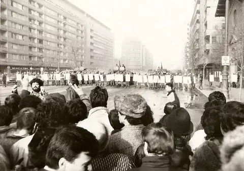 Misterele Revoluţiei: 2 milioane de cartuşe au fost trase în 12 ore de “autori necunoscuţi”